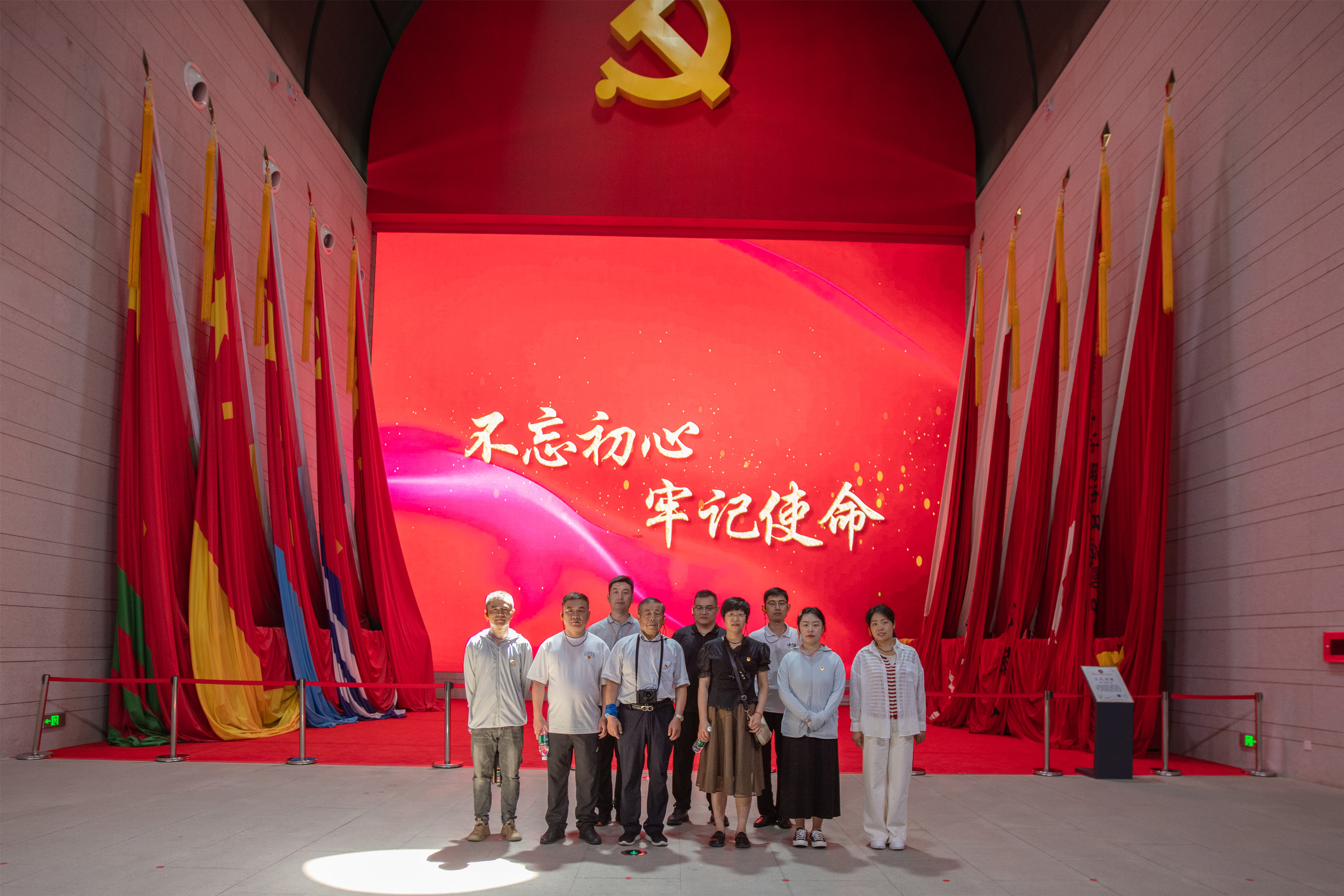 追寻红色足迹，铭记革命精神